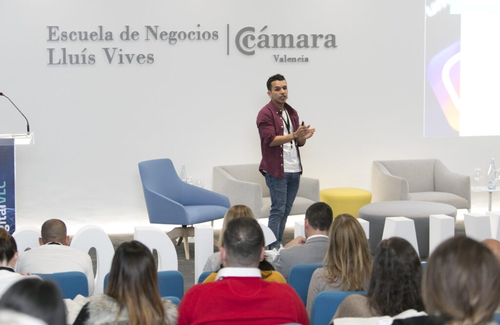Sergio Sanchis hablando en la Cámara de Comercio de Valencia
